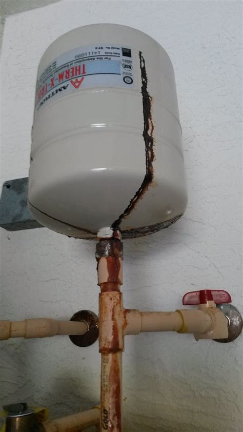 expansion tank leaking from bottom|Leakage in Water Tank